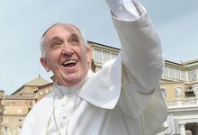 Jorge Mario Bergoglio, sonre en la Plaza de San Pedro del Vaticano | EFE