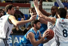 Papamakarios, rodeado por varios jugadores del Real Madrid. | EFE