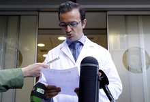 Doctor ngel Villamor, leyendo el parte de alta hospitalaria del monarca a las puertas del centro sanitario | EFE