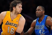 Pau Gasol controla el baln ante Elton Brand.