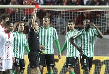 Paulao (i) es expulsado en el derbi ante el Sevilla. | EFE