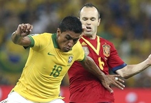 Paulinho, ante Iniesta en la final de la Copa Confederaciones. | EFE