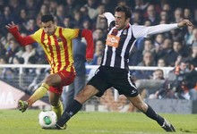 Pedro controla el baln ante Fernando. | EFE