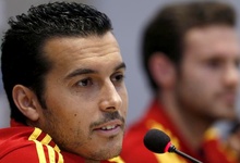 Pedro, en rueda de prensa junto a Juan Mata. | EFE
