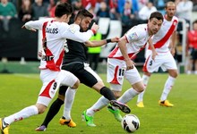Pedro Morales conduce la pelota ante Jos Carlos y Javi Fuego. | EFE