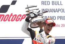 Dani Pedrosa celebra su triunfo en el podio del circuito de Brickyard en Indianpolis. | EFE