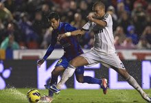 Pepe lucha por un baln con ngel durante el Levante-Real Madrid. | Cordon Press