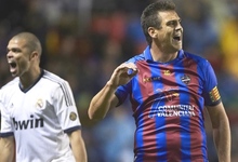 Pepe y Ballesteros, en un lance del partido jugado en el Ciudad de Valencia.
