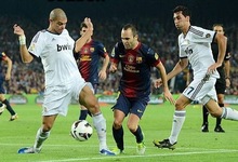 Iniesta se lleva el baln ante Pepe en el clsico. | Cordon Press