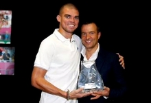 Pepe y el representante Jorge Mendes. | Foto: realmadrid.com