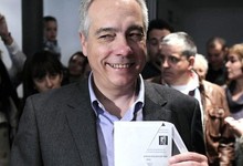 Pere Navarro, ense�aba su papeleta antes de ejercer su derecho al voto | EFE