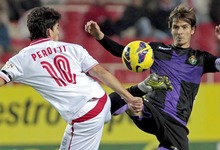 Perotti lucha por un baln con lvaro Rubio. | EFE