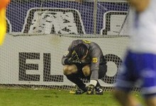 Pinto es alcanzado por un objeto durante el Alavs-Barcelona de Copa. | EFE/Archivo