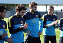 Gerard Piqu, aplaudido por sus compaeros en el entrenamiento. | Foto: fcbarcelona.com