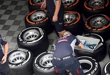 Mecnicos del equipo Red Bull trabajan con los neumticos Pirelli en el pasado GP de Espaa. | Cordon Press