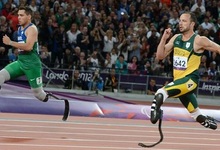 Oscar Pistorius (d) y Alan Oliveira, en la final de los 200 metros clase T43. | EFE