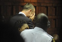 El atleta sudafricano Oscar Pistorius rompe a llorar ante el fiscal Gerrie Nel. | EFE