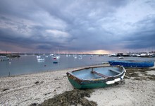 Barcas abandonadas, en una playa britnica. | Corbis