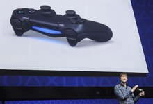 El diseador de videojuegos Mark Cerny presenta el mando de la PS4 en febrero de 2013. | EFE