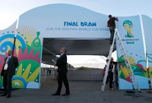 Un grupo de operarios ultima los preparativos del recinto donde se celebrar el sorteo. | Cordon Press