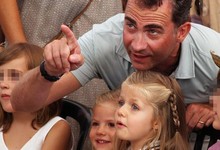 El Pr�ncipe, junto a sus hijas en una foto de archivo