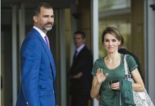 Los Prncipes de Asturias, en la entrada de la clnica | Efe