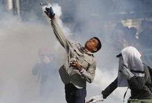 Continan los enfrentamientos entre la polica y los manifestantes | Efe