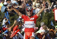 Purito Rodr�guez celebra su victoria en el Puerto de Ancares. | EFE