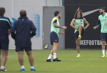Carles Puyol (2d), en un entrenamiento con el Barcelona. | EFE