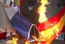 Imagen de archivo de nacionalistas catalanes quemando la bandera de Espaa | EFE