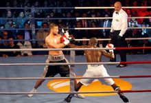 Hamid Rahimi (i) intenta esquivar un golpe de Said Mbelwa durante la velada celebrada en Kabul. | Cordon Press