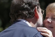 Mariano Rajoy saluda a Angela Merkel, en septiembre, durante la ltima visita de la canciller a Madrid.