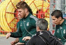 Marcelo, Sergio Ramos y Di Mara, observados por Mourinho en el entrenamiento. | EFE