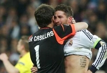 Iker Casillas se funde con Ramos en un emotivo abrazo.