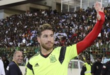 Sergio Ramos saluda al pblico en Guinea. | EFE