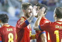 Soldado celebra con sus compaeros un gol. | EFE