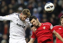 Sergio Ramos pelea por un baln con Spahic. | Cordon Press