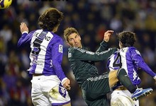 Ramos intenta rematar entre dos jugadores del Valladolid. | Cordon Press