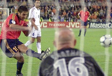 Ral, en el momento de fallar el fatdico penalti en la Eurocopa del 2000.