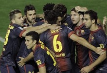 Los jugadores del Barcelona celebran uno de los tantos. | EFE