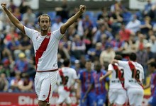 Glvez celebra el tercer gol del Rayo. | EFE