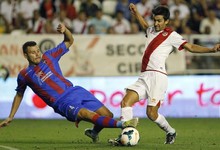 Bueno lucha el baln con David Navarro. | EFE