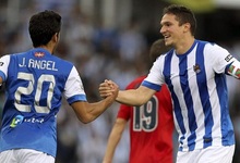 Jos ngel y Anstegui celebran uno de los goles de la Real Sociedad. | EFE