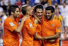 Los jugadores de la Real Sociedad celebran uno de los goles al Valencia. | EFE