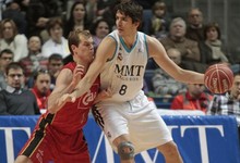 Surez se lleva el baln ante la presin de Llompart. | EFE