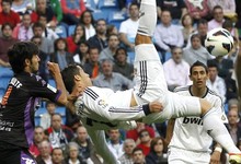 Ronaldo intenta una chilena ante Marc Valiente. | EFE