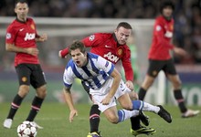 igo Martnez cae ante la presencia de Wayne Rooney. | EFE