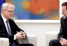 El comisario de Asuntos Econmicos, Olli Rehn, junto a Rajoy | Archivo
