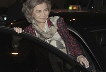 La Reina acudi� anoche al Hospital Quir�n San Jos� para ver a su esposo | EFE