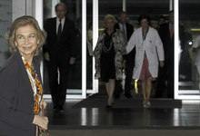 Doa Sofa visitando al Rey en la clnica | Archivo